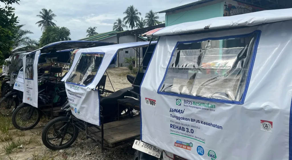 Pemasangan spanduk REHAB 3.0 pada komunitas becak Aceh Singkil |Dok. Radio Xtrafm