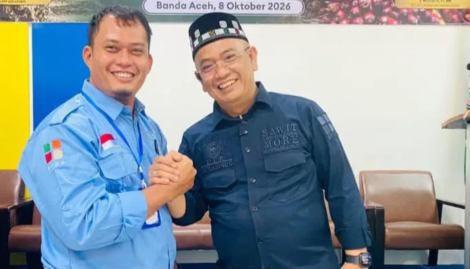 Syarifuddin Bancin, Ketua DPD Apkasindo Aceh SIngkil (kiri) bersama Gulat Medali Emas Manurung, Ketua Umum DPP Apkasindo/Presiden Sawit (kanan)
