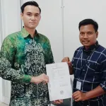 Founder KSAS, Budi Harjo (kanan), menyerahkan berkas laporan kepada salah satu jajaran intelijen Kejagung (kiri), di Jakarta. | Dok. Pribadi Budi Harjo.