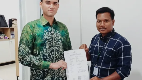 Founder KSAS, Budi Harjo (kanan), menyerahkan berkas laporan kepada salah satu jajaran intelijen Kejagung (kiri), di Jakarta. | Dok. Pribadi Budi Harjo.