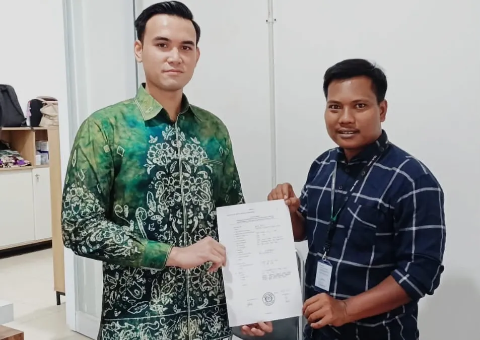 Founder KSAS, Budi Harjo (kanan), menyerahkan berkas laporan kepada salah satu jajaran intelijen Kejagung (kiri), di Jakarta. | Dok. Pribadi Budi Harjo.