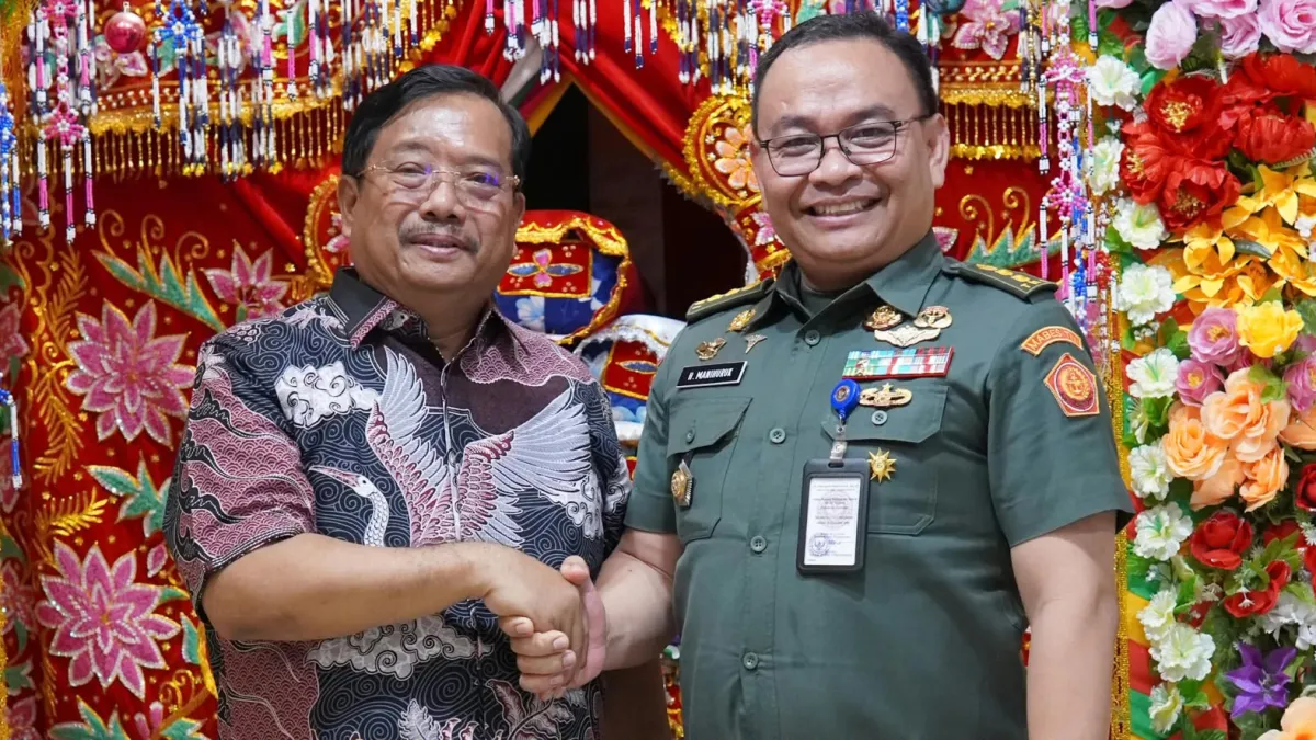 Letkol Heriyanto Manihuruk, Dosen dan Penguji di Fakultas Kedokteran dan Ilmu Kesehatan Unhan RI (kanan) di jamu Safriadi Oyon, Bupati Aceh Singkil di Pendopo Bupati. lDok.Prokopim Setdakab Aceh Singkil