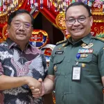 Letkol Heriyanto Manihuruk, Dosen dan Penguji di Fakultas Kedokteran dan Ilmu Kesehatan Unhan RI (kanan) di jamu Safriadi Oyon, Bupati Aceh Singkil di Pendopo Bupati. lDok.Prokopim Setdakab Aceh Singkil