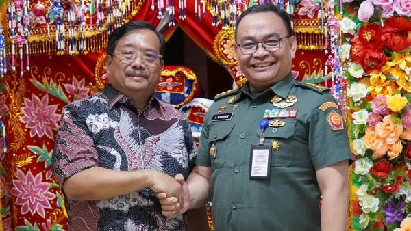 Letkol Heriyanto Manihuruk, Dosen dan Penguji di Fakultas Kedokteran dan Ilmu Kesehatan Unhan RI (kanan) di jamu Safriadi Oyon, Bupati Aceh Singkil di Pendopo Bupati. lDok.Prokopim Setdakab Aceh Singkil