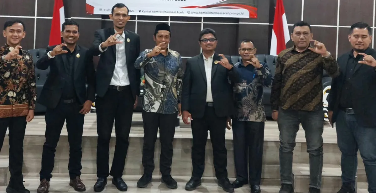 Endy Putra, Plt. Kadiskominfo Aceh Singkil dan Rustam, Kabid IKP foto bersama dengan pejabat dari Komisi Informasi Aceh. |Dok. Diskominfo Aceh Singkil