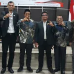 Endy Putra, Plt. Kadiskominfo Aceh Singkil dan Rustam, Kabid IKP foto bersama dengan pejabat dari Komisi Informasi Aceh. |Dok. Diskominfo Aceh Singkil