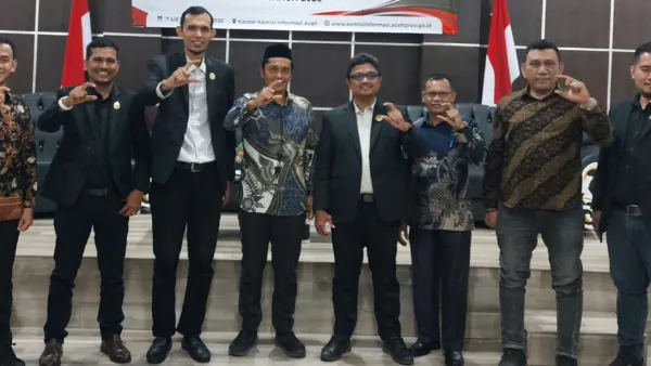 Endy Putra, Plt. Kadiskominfo Aceh Singkil dan Rustam, Kabid IKP foto bersama dengan pejabat dari Komisi Informasi Aceh. |Dok. Diskominfo Aceh Singkil