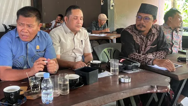 Juliadi Bancin, Ketua Komisi II, Wartono, Wakil Ketua DPRK Aceh Singkil, Hambalisyah Sinaga, Direktur Eksekutif SOMASI, Syarifuddin Bancin, Ketua Apkasindo Aceh Singkil (ket.foto dari kiri ke kanan) lDok. Radio XtraFM