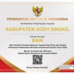 Sertifikat penghargaan diberikan kepada Aceh Singkil yang ditandatangani Rolan Perkasa Roeslani, Menteri Investasi dan Hilirisasi Kepala Badan Koordinasi Penanaman Modal lDok. Istimewa