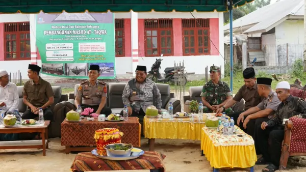 Bupati Aceh Singkil, Safriadi Oyon dan sejumlah pejabat hadiri peletakan batu pertama pembangunan Masjid At-Taqwa.lDok. Prokopim Setdakab Aceh Singkil