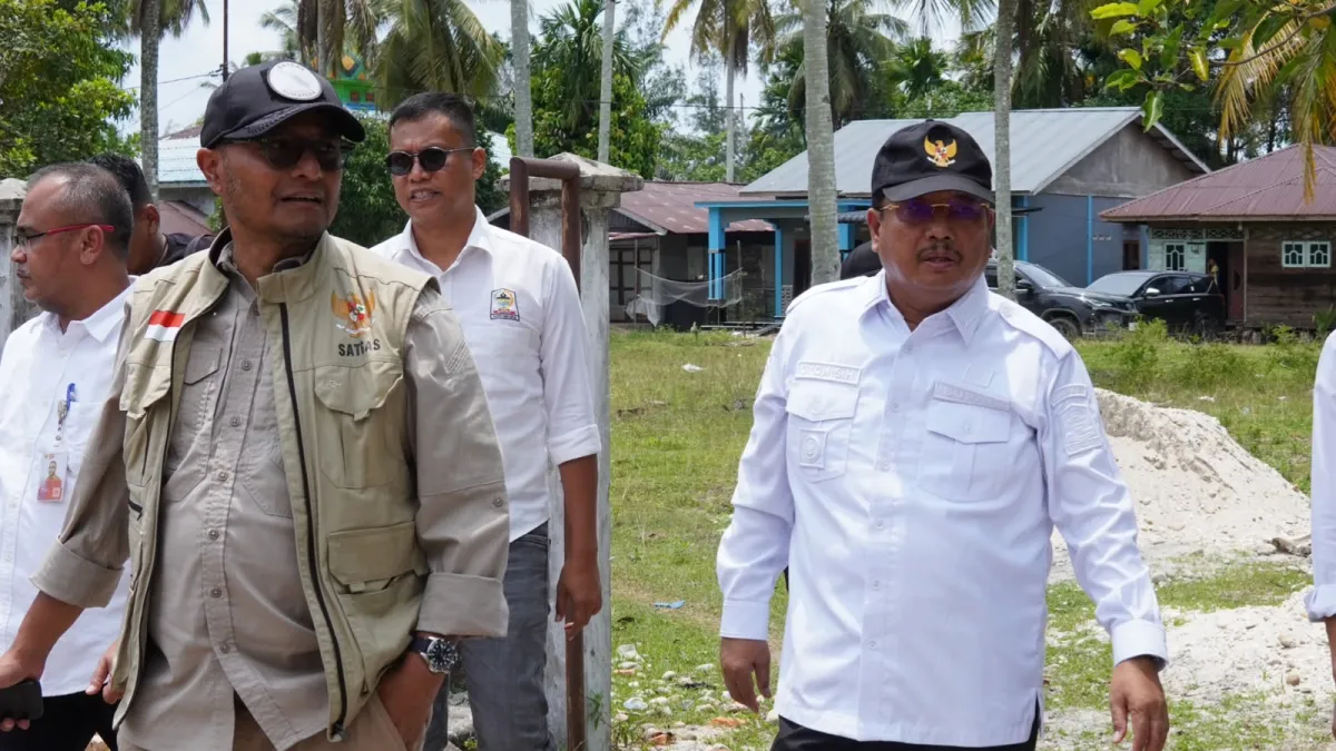 Bupati Aceh Singkil, Safriadi Oyon bersama satgas PRR saat meninjau sejumlah infrastruktur dampak banjir.|Dok.Prokopim Setdakab Aceh Singkil