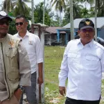 Bupati Aceh Singkil, Safriadi Oyon bersama satgas PRR saat meninjau sejumlah infrastruktur dampak banjir.|Dok.Prokopim Setdakab Aceh Singkil