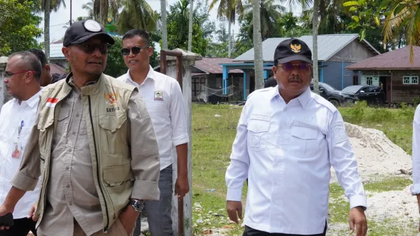 Bupati Aceh Singkil, Safriadi Oyon bersama satgas PRR saat meninjau sejumlah infrastruktur dampak banjir.|Dok.Prokopim Setdakab Aceh Singkil