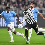 Kolo Muani dari Juventus saat beraksi melawan Nuno Tavares dari SS Lazio dalam pertandingan Serie A antara Juventus dan SS Lazio di Allianz Stadium pada 18 Oktober 2026 di Turin, Italia. (Foto: Valerio Pennicino/Getty Images)