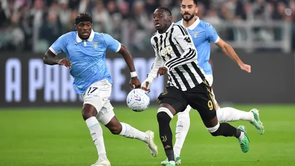 Kolo Muani dari Juventus saat beraksi melawan Nuno Tavares dari SS Lazio dalam pertandingan Serie A antara Juventus dan SS Lazio di Allianz Stadium pada 18 Oktober 2026 di Turin, Italia. (Foto: Valerio Pennicino/Getty Images)