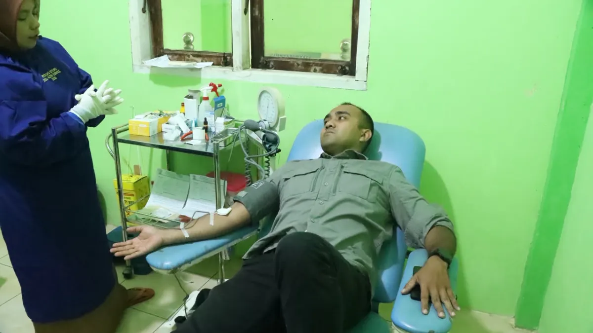 Ipda Azhari Surya, Kasi Humas Polres Aceh Singkil sedang mendonorkan darahnya lDok.Humas