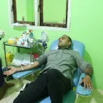 Ipda Azhari Surya, Kasi Humas Polres Aceh Singkil sedang mendonorkan darahnya lDok.Humas