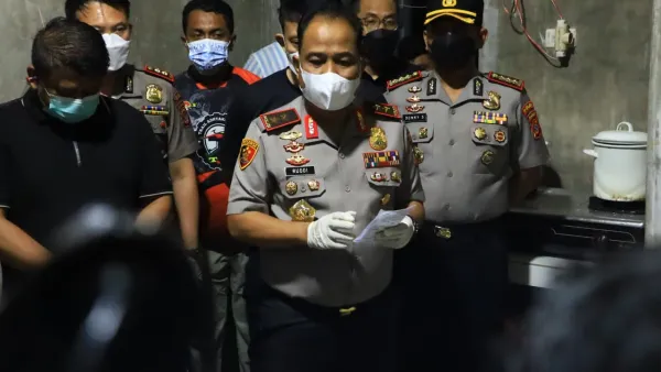 Irjen Pol Ruddi Setiawan, Kapolda Aceh saat di lokasi pengungkapan laboratorium narkotika di Desa Beureueh, Kecamatan Mutiara Timur, Pidie, Jumat, 23 Oktober 2026. lDok.Humas Polda Aceh