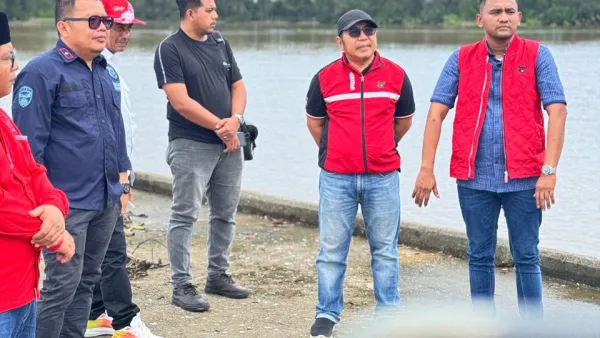 Jamaludin Idham bersama pejabat Aceh Singkil tinjau muara Singkil lDok.Istimewa