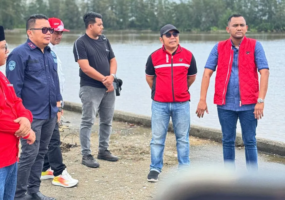 Jamaludin Idham bersama pejabat Aceh Singkil tinjau muara Singkil lDok.Istimewa