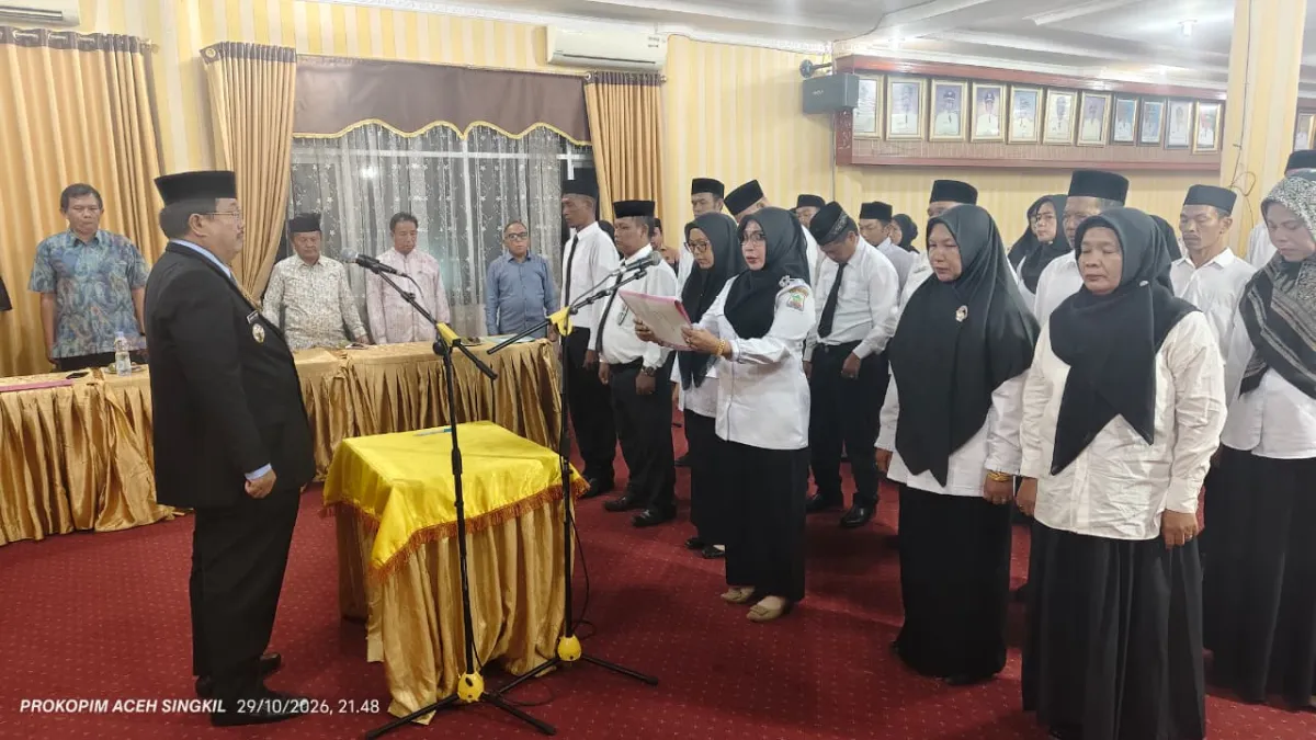 Oyon lantik Kepala Sekolah di Opproom Kantor Bupati Aceh Singkil lDok.Prokopim