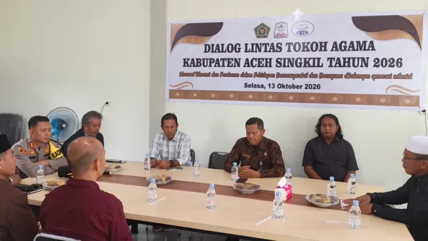 Kapolres AKBP Joko Triyono berdialog dengan pengurus FKUB Aceh Singkil di kantor FKUB lDok. Humas
