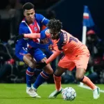 Pemain Barcelona Lamine Yamal mendapat kawalan dari pemain PSG Desire Doue dalam pertandingan Liga Champions, Rabu (21/10/2026). (c) AP Photo/Teresa Suarez